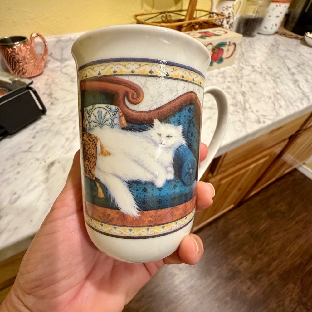Russ Berrie Four Seasons White Cat on Couch Ceramic Coffee Mug 12501 Gold Rim - Picture 2 of 5